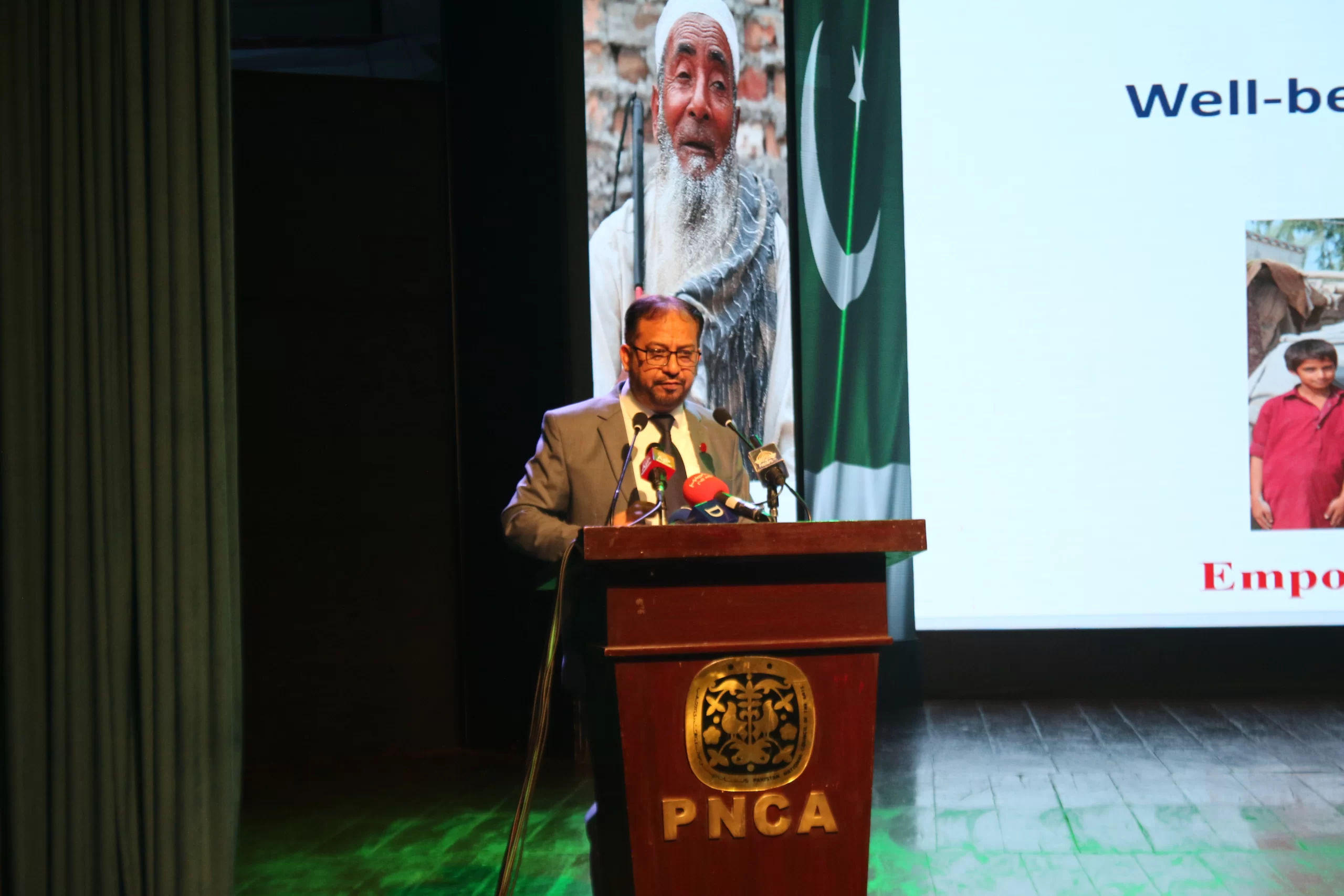Syed Moeez-ud-Din, CEO of FAID, delivering key recommendations to MoHR, highlighting the need for intergenerational engagement, expanded digital literacy, scaled-up telemedicine, age-friendly infrastructure, and the establishment of the National Commission on Ageing under the finalized National Framework on Ageing on the ocassion of International Day of Older People organized by FAID and MOHR.